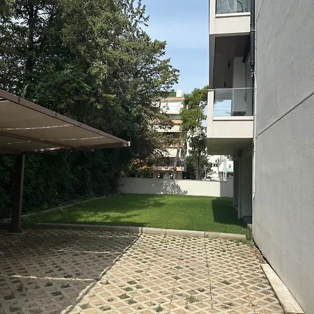 Διαμέρισμα Modern 2-floor Steps From The Sea *